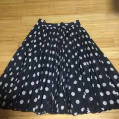 水玉のプリーツスカート