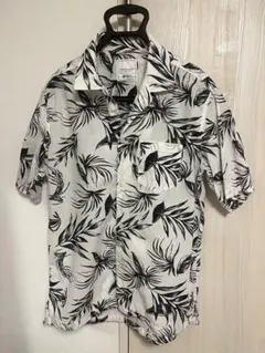 ナノユニバース　白地に黒の葉柄 半袖シャツ Lサイズ