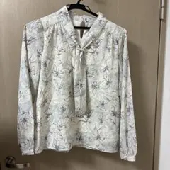 ミシュマッシュ　花柄 長袖 ブラウス パール調装飾付きのサムネイル