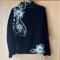 CAWAII製　黒のベルベット調　 長袖トップス 花柄刺繍