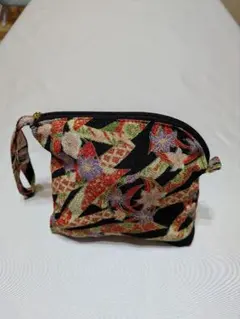 手持ちポーチ約横16縦15黒赤和柄