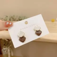 ホワイト‪✕‬ブラウンがお洒落 ♪イヤリング(両耳)