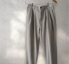 タック入りスラックス ベージュ　テーパードパンツ