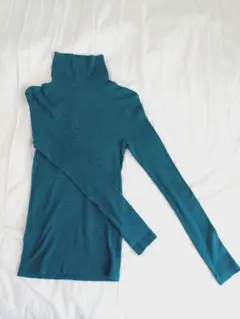 【ユニクロ】ターコイズ タートルネック セーター