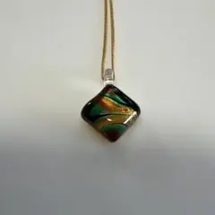 多色スクエア型ガラスネックレス
