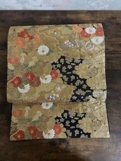 伝統的な金色花柄袋帯