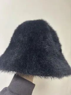 黒いファーバケットハット