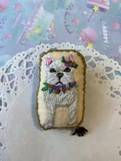 ハンドメイド 犬の刺繍ブローチ　フレンチブルドッグの散歩