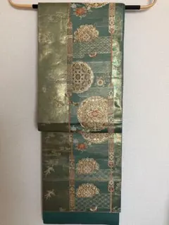 緑色と金色の豪華な帯