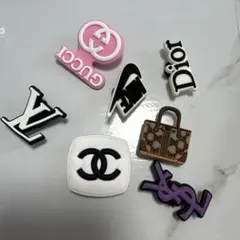 ブランドロゴデコレーションパーツ8個セットクロックスパーツ