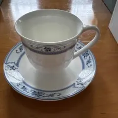 白と青の花柄カップとソーサーセット