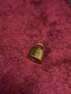 【極美品】ルイヴィトン ゴールド 南京錠 ロゴ入り メタル 即購入OK