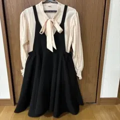 リボン付きブラウスとサロペットドレス