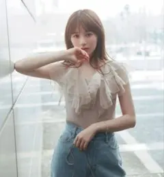 Vネックチュールフリルニット