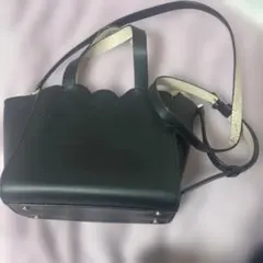 Kate spade 黒いレザーショルダーバッグ スカラップデザイン