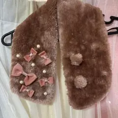 リボンとパール装飾のブラウンマフラー