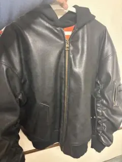 フード付き黒レザージャケット