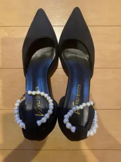 黒のパールストラップハイヒール