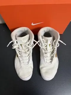 ナイキ・タワ（NIKE TAWA）［ホワイト/ゴールド］