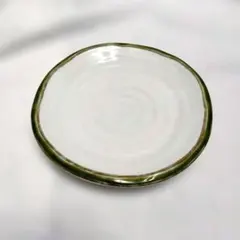 金色と緑色の縁取りの平皿