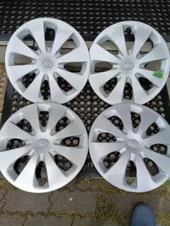 美品トヨタ純正ホイールキャップ 3つ・プリウスα (ZVW41W-AXXEB 