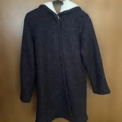 フード付きダークグレーロングコート