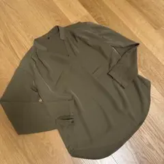 オリーブ色 Vネック 長袖シャツ