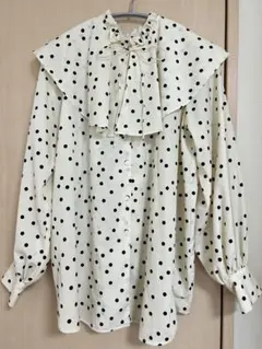 ADAM ET ROPE' ラッフルカラーブラウス　オフホワイト　ドット