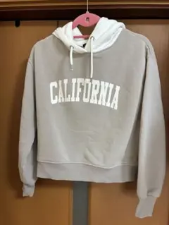[美品]　しまむら　CALIFORNIA　カレッジロゴ入り ベージュ パーカー