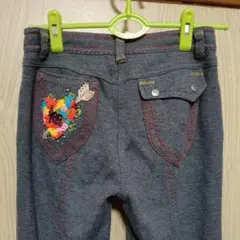 伊太利屋グレー ハート刺繍 ストレートパンツ