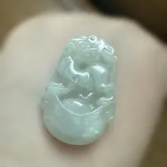 ヴィンテージ古物年代物十二干支翡翠 犬彫刻 装飾用穴開け済ペンダントストラップ可
