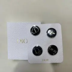 Dior ロゴ入りピンバッジセット 4個