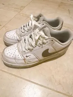Nike ホワイト/ベージュ スニーカー