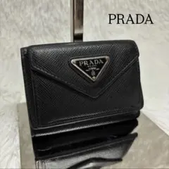 極美✨PRADA 二つ折り財布 サフィアーノ 三角ロゴ レザー 黒 - メルカリ