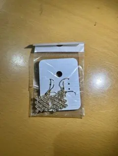 【匿名配送】キラキラ ラインストーン ピアス ゴールドカラー