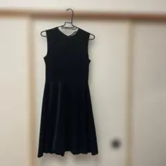 黒のノースリーブひざ丈ワンピースのサムネイル