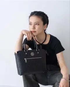 ロゴ入りブラックハンドバッグ