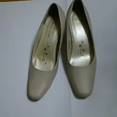 【美品】U.P renoma ベージュ パンプスのサムネイル