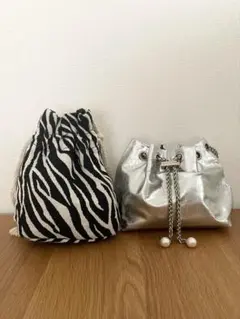 ゼブラ柄とシルバーのポーチ　2点セット