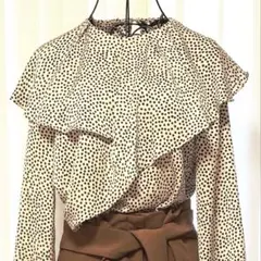 ベージュドットフリル長袖ブラウス