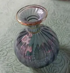 紫色のリブデザイン花瓶