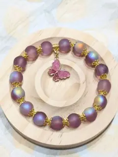 ハンドメイド むらさき色 マットビーズ蝶チャームブレスレット