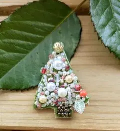 (E）Handmadeクリスマスツリー型ビーズブローチ