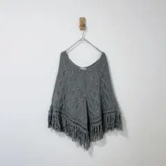 エニファム　any FAM ニットポンチョ　ケーブル編み　　フリンジ　グレーのサムネイル