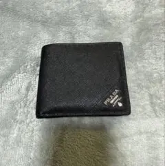 ほぼ未使用 PRADA 二つ折り財布 M522A ブラック レザー PRADA ブラック レザー 二つ折り財布