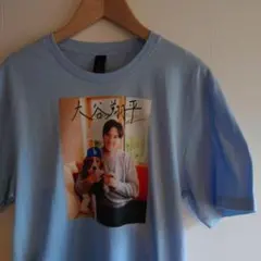 大谷翔平 デコピン プリント Tシャツ ライトブルー S