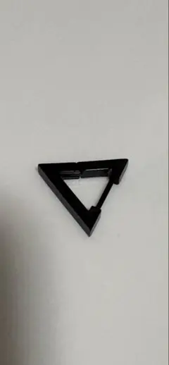 ブラック三角形ピアス(片耳用)