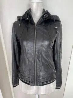フード付きブラックレザージャケット