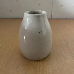 白色 陶器 丸型 一輪挿し