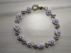ハンドメイド　ラベンダーカラーフラワーモチーフビーズブレスレット